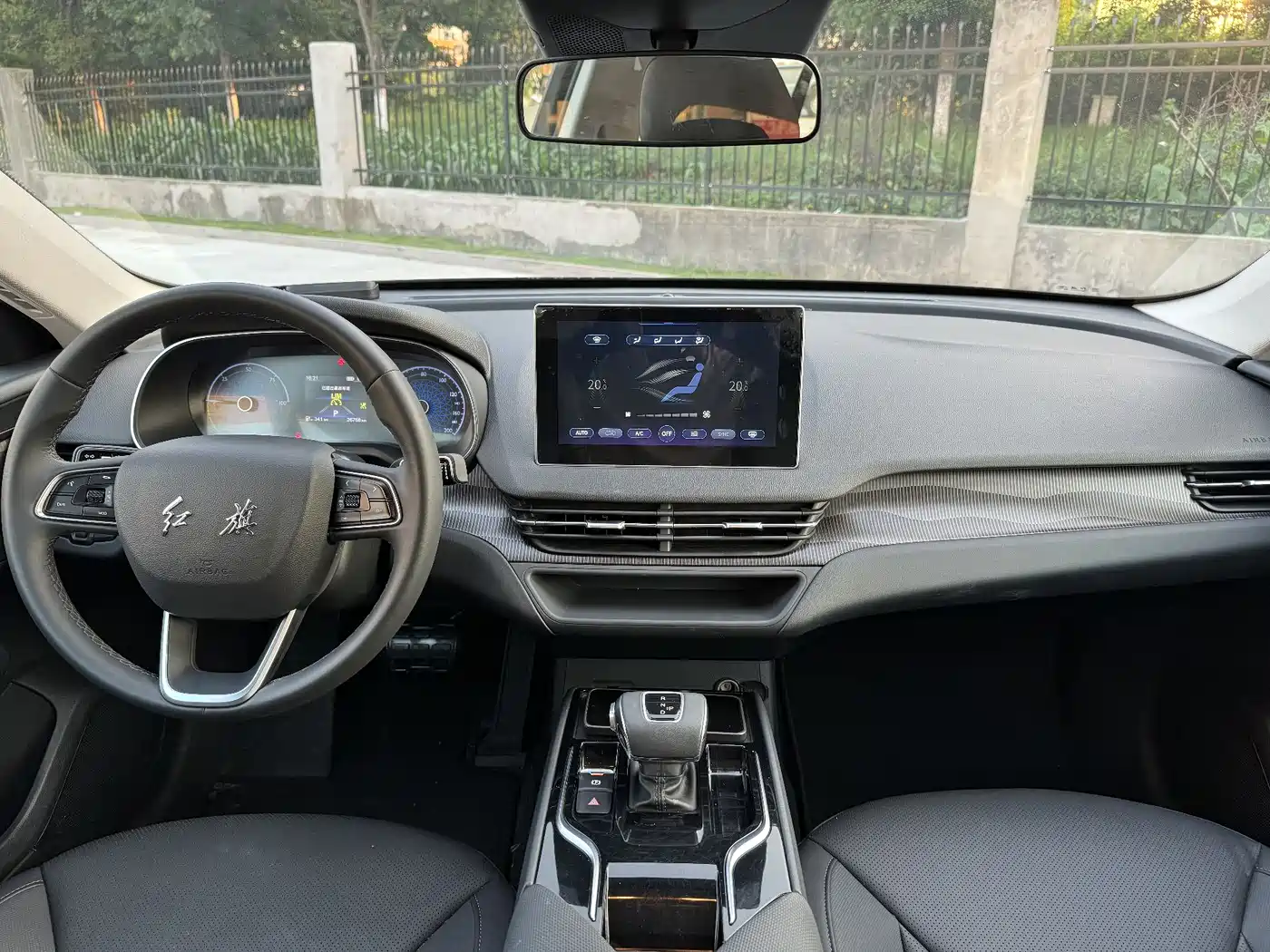 Hongqi E-QM5 2023 Basic Travel Edition фото 14