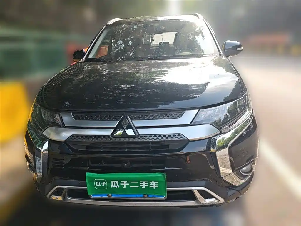 Mitsubishi Outlander 2020 2.4L 4WD Luxury 5-seater фото 3