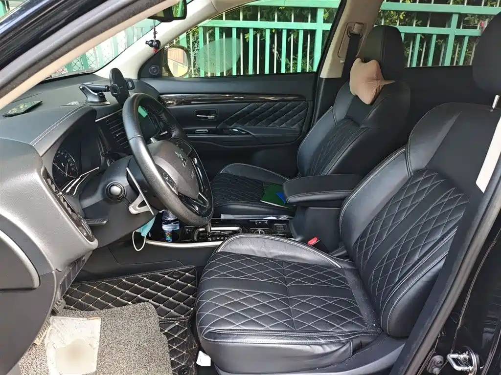 Mitsubishi Outlander 2020 2.4L 4WD Luxury 5-seater фото 12