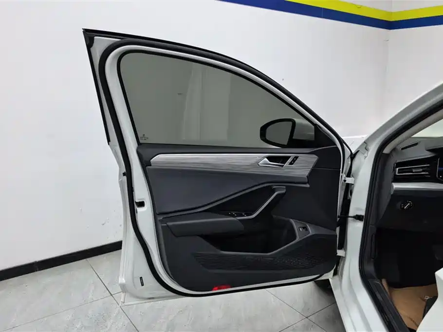 Volkswagen Sagitar 2023 Model Year 200TSI DSG Surpass Edition фото 7