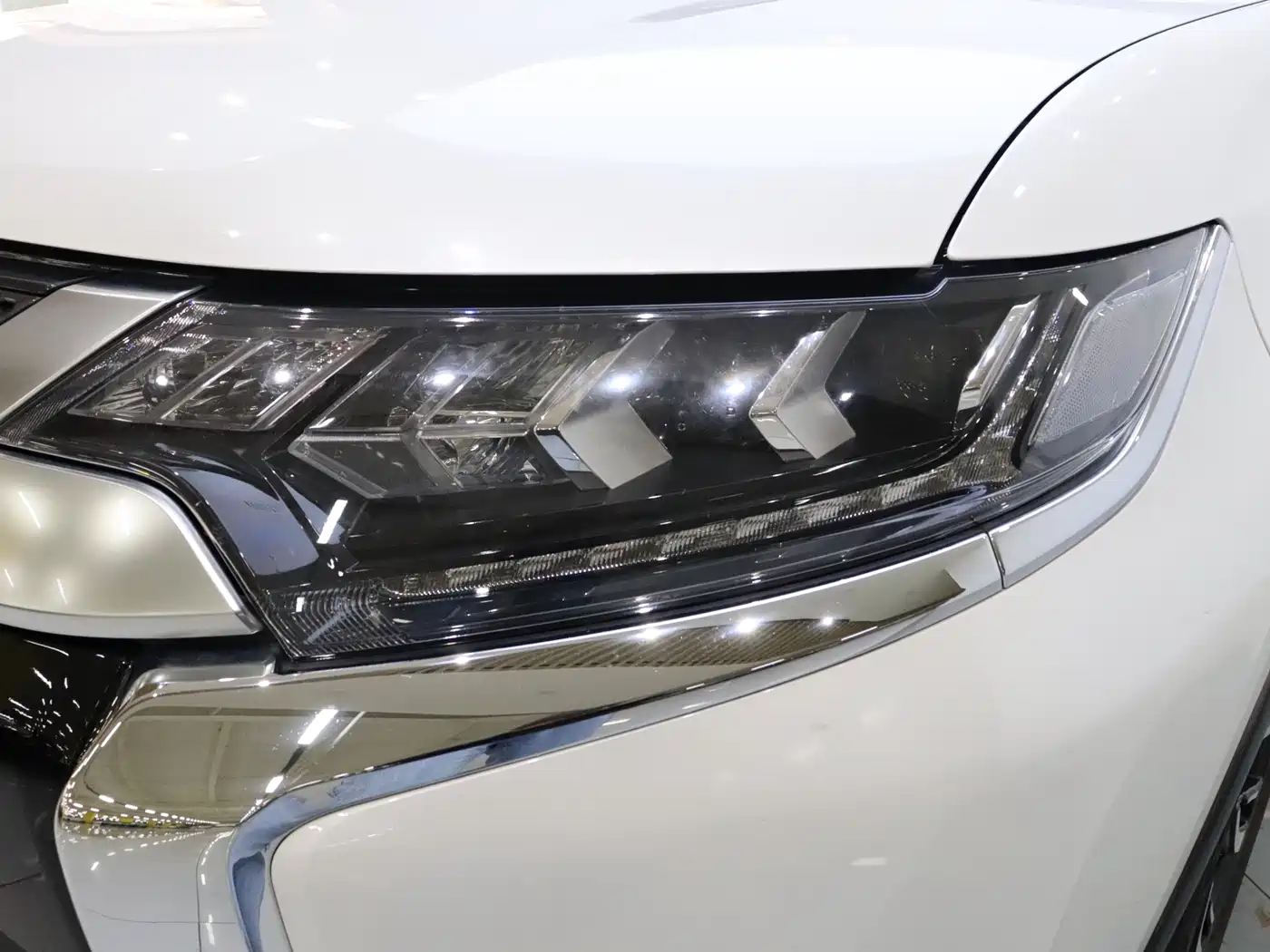 Mitsubishi Outlander 2019 2.4L 4WD Deluxe Edition 5-Seater China VI фото 5