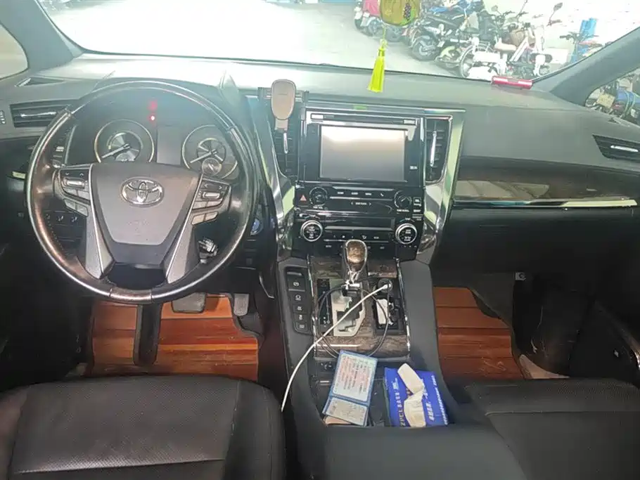 Toyota Alphard 2019 Hybrid 2.5L Luxury фото 12