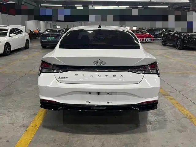 Hyundai Elantra 2022 1.5L CVT LUX Premium Edition фото 5