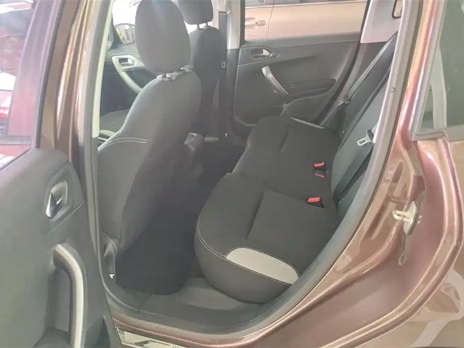 Peugeot 2008 2015 1.6L Automatic Cool Edition фото 11