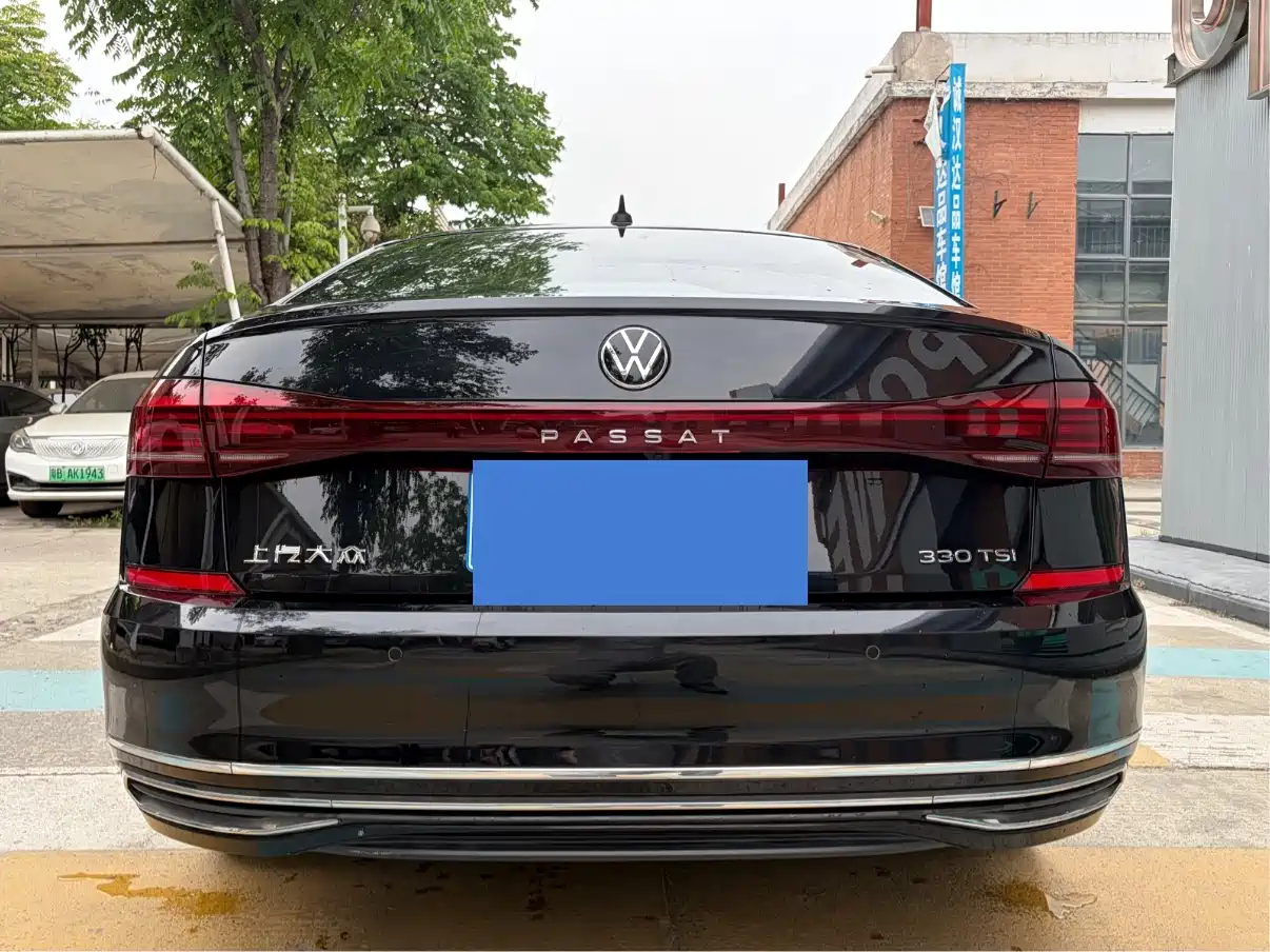 Volkswagen Passat 2022 330TSI Starlight Luxury Edition фото 15