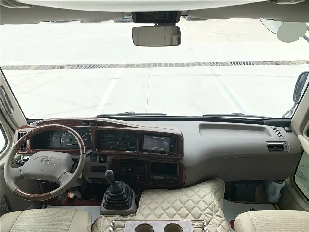 Toyota Coaster 2015 4.0L Premium Bus GRB53L-ZCMSK 20-seater Special Edition фото 5