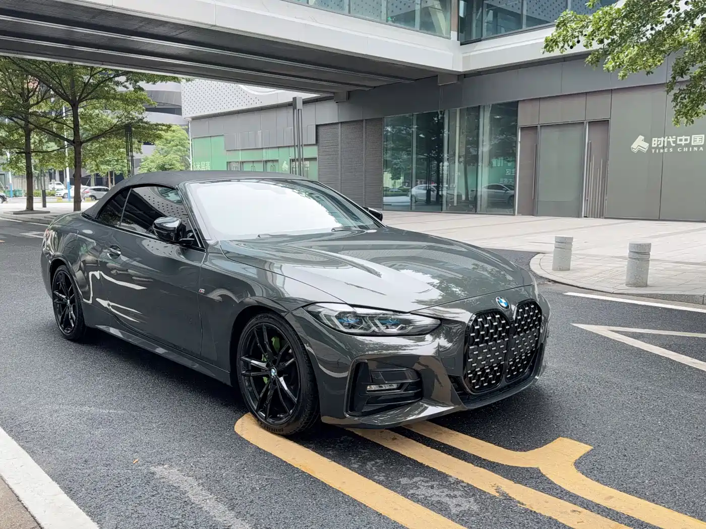 BMW 4 Series 2023 425i Convertible M Sport Shadowline Package фото 2