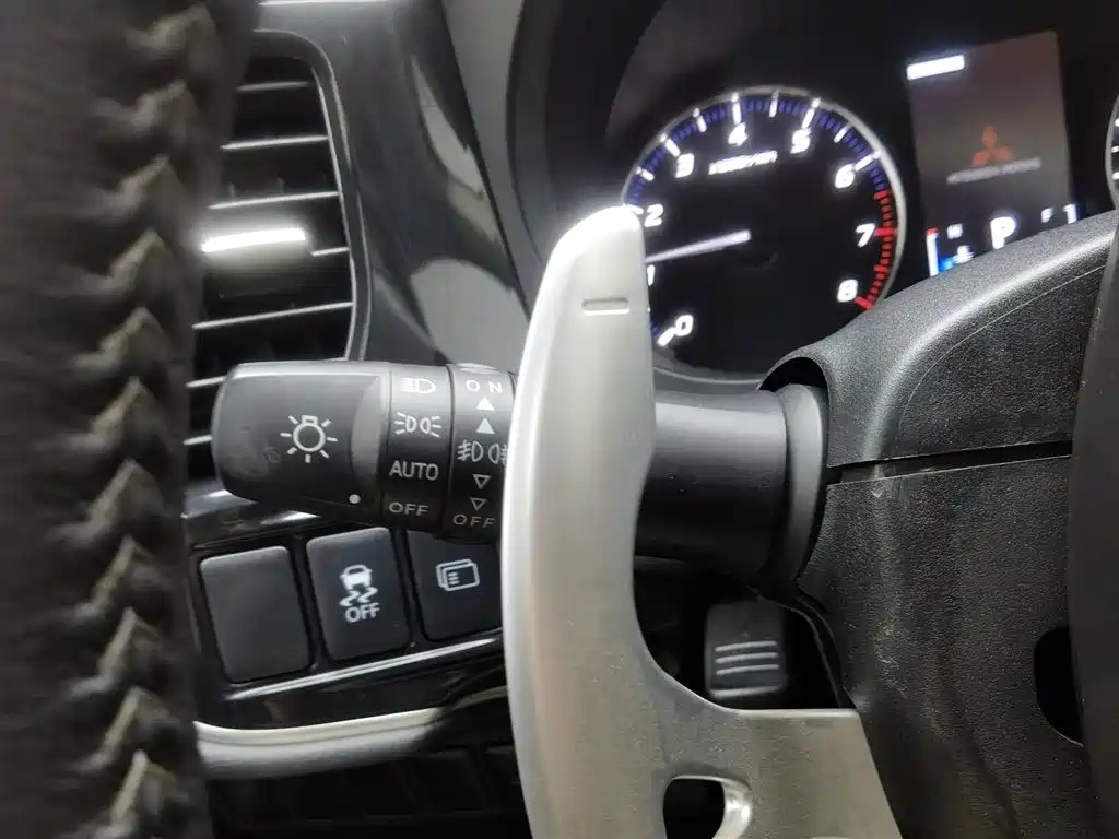 Mitsubishi Outlander 2019 2.4L 4WD Deluxe Edition 5-Seater China VI фото 21