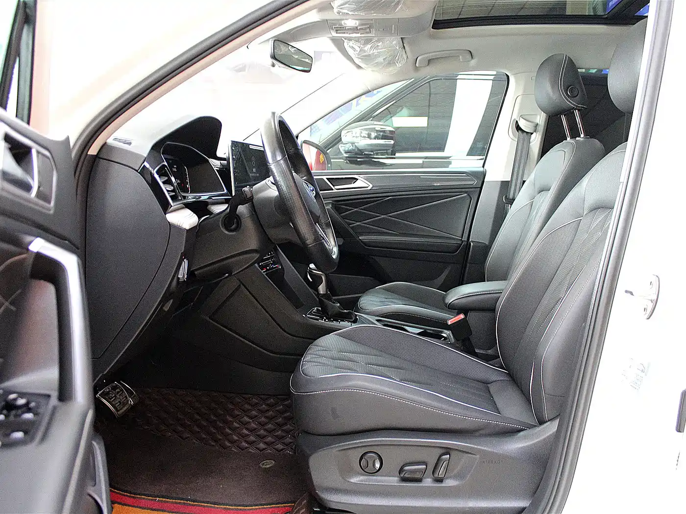 Volkswagen Tiguan L 2023 330TSI Auto 2WD R-Line Premium Edition фото 6