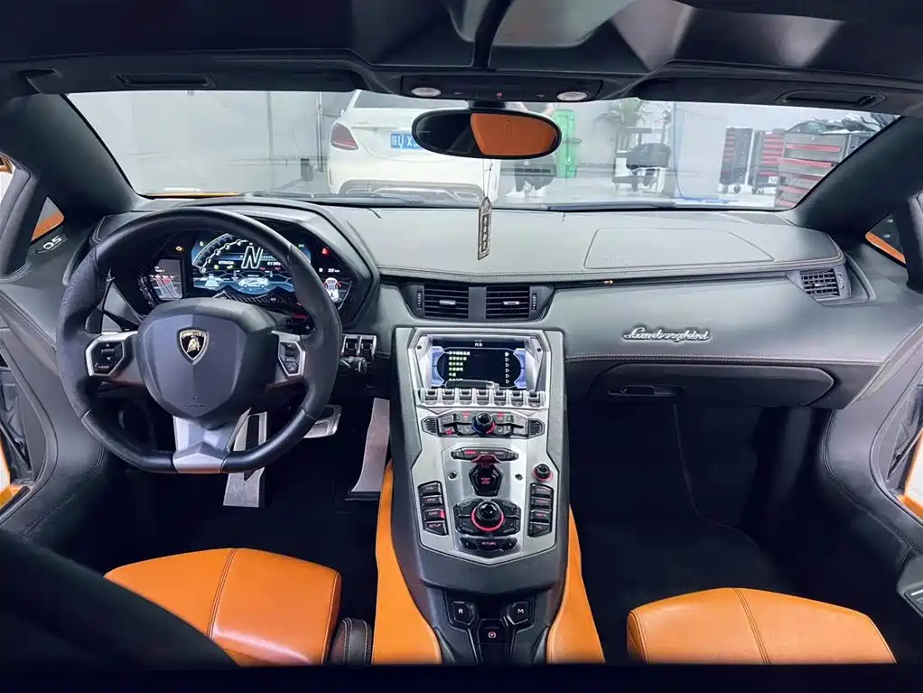 LAMBORGHINI AVENTADOR