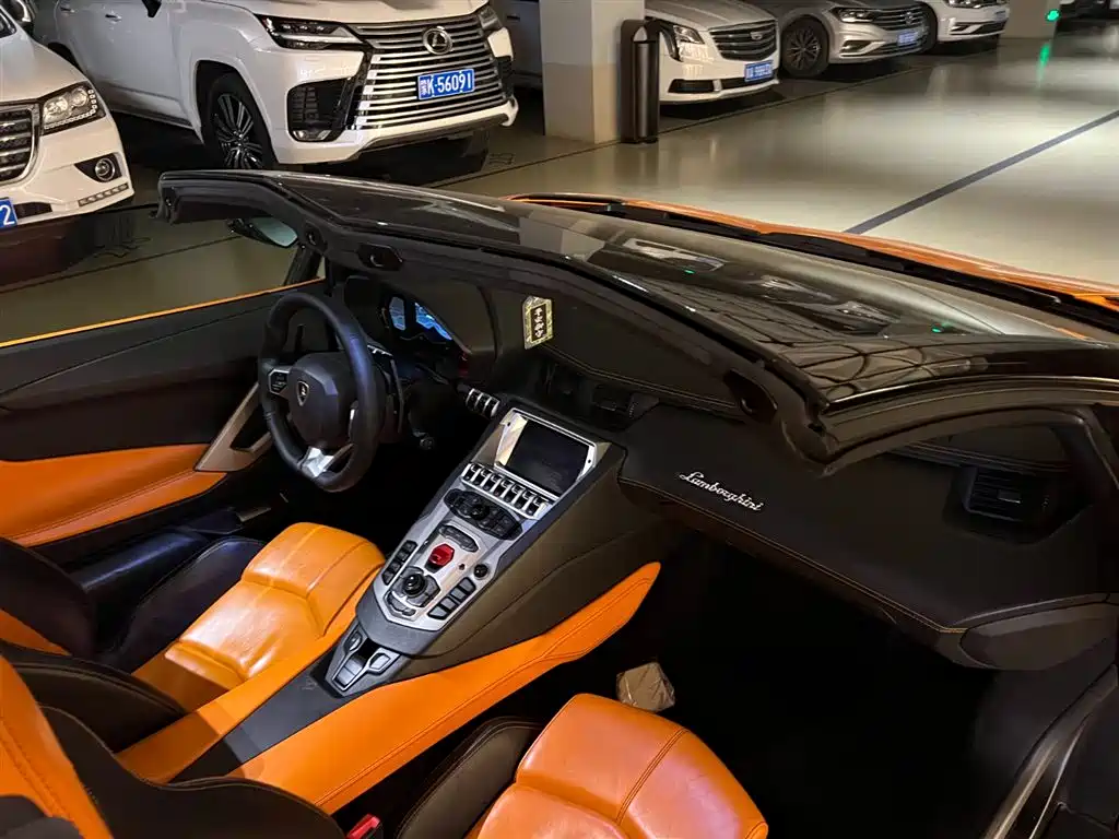 LAMBORGHINI AVENTADOR