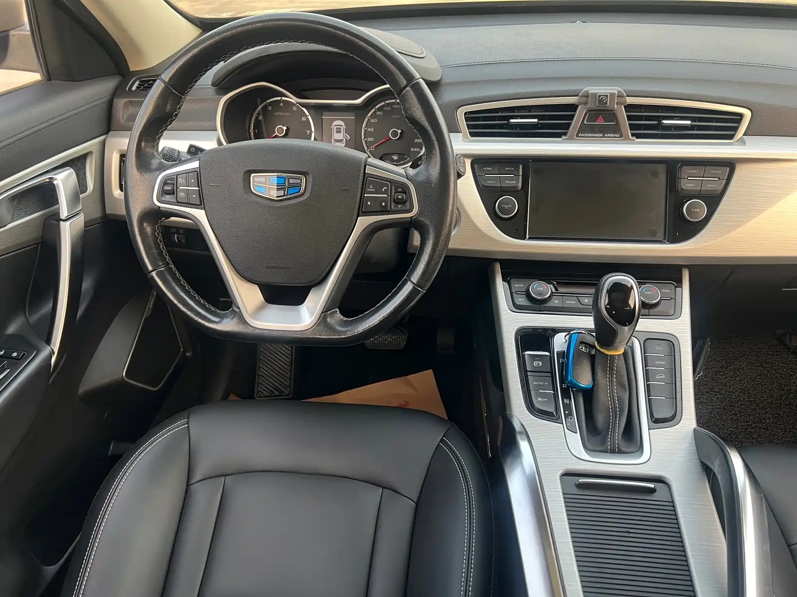 Фото 13 - Geely Atlas