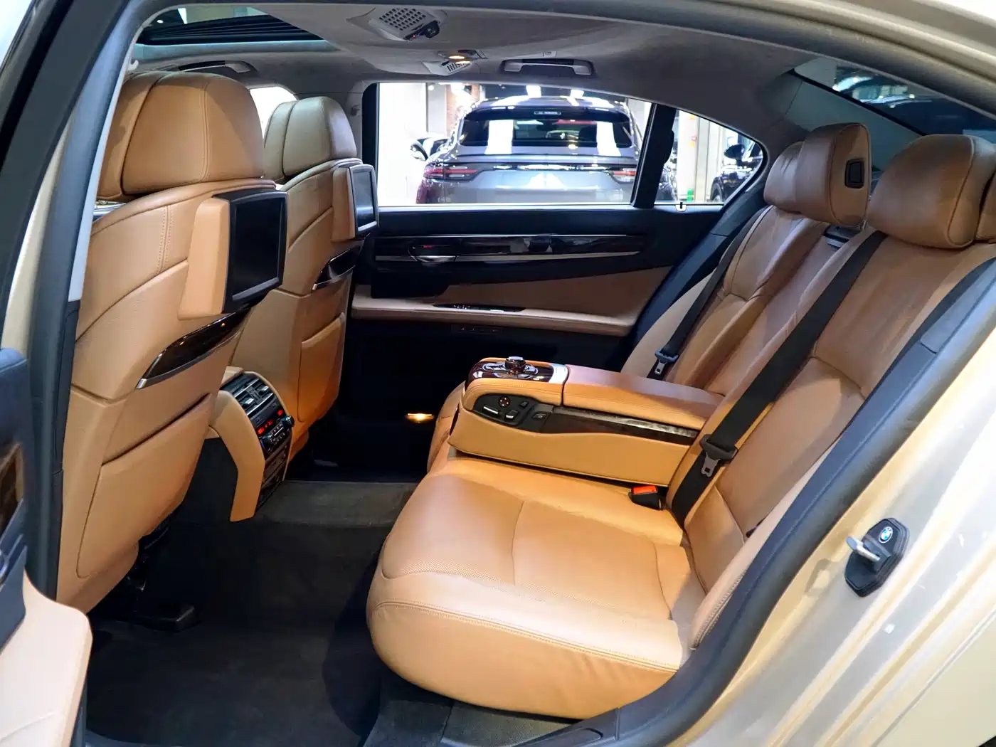BMW 7 Series 2010 760Li фото 6