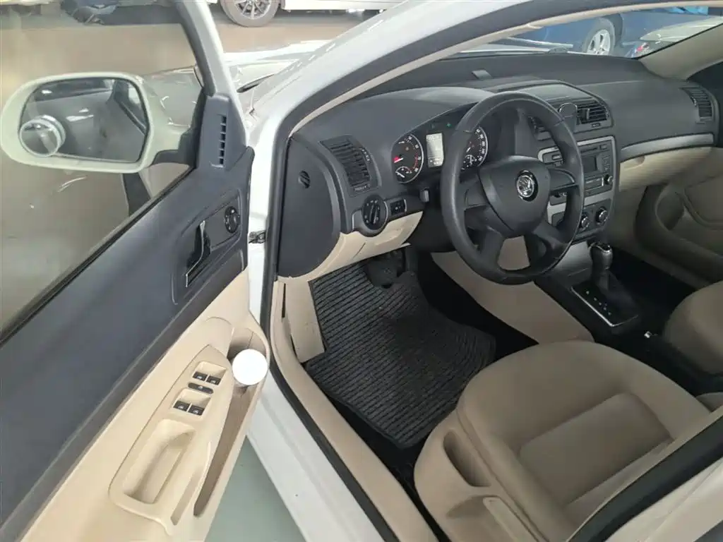 Škoda Octavia 2015 Classic 1.6L Automatic Elite Edition фото 16