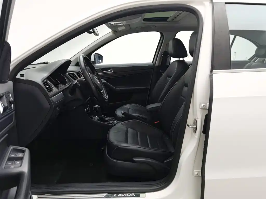 Volkswagen Lavida 2017 1.6L Automatic Comfort Edition фото 10