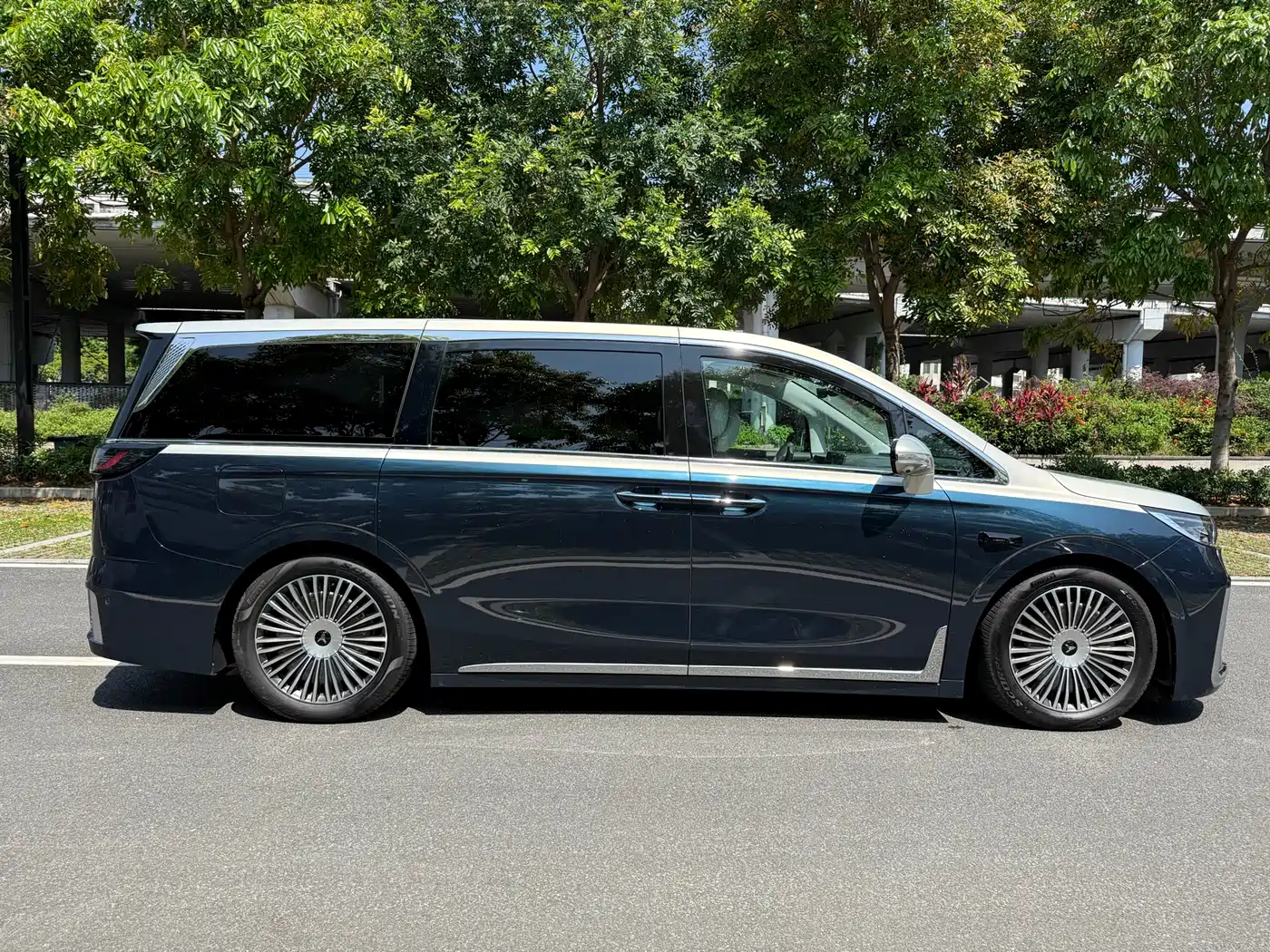 Voyah Auto Voyah Dreamer 2025 PHEV AWD Flagship Qian Kun Edition фото 6