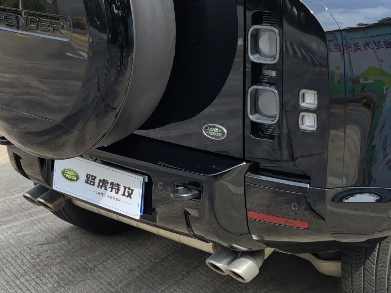 Land Rover Defender 2024 110 5.0T V8 фото 13