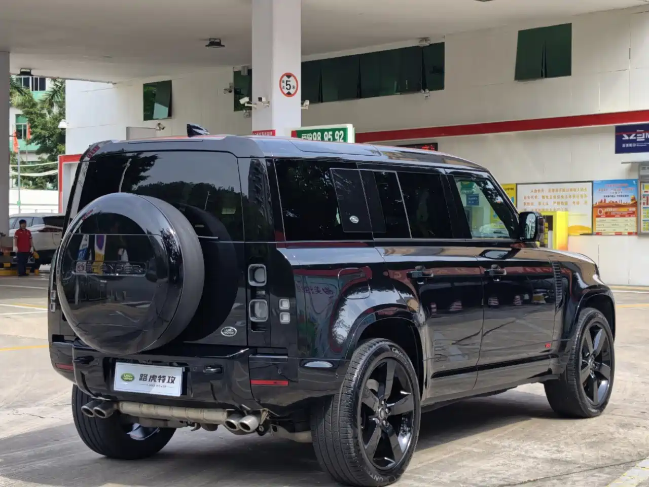 Land Rover Defender 2024 110 5.0T V8 фото 16