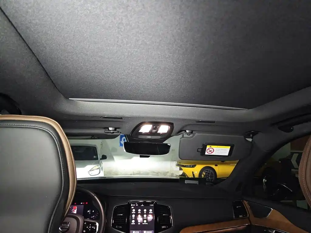 Фото 21 - Volvo XC90