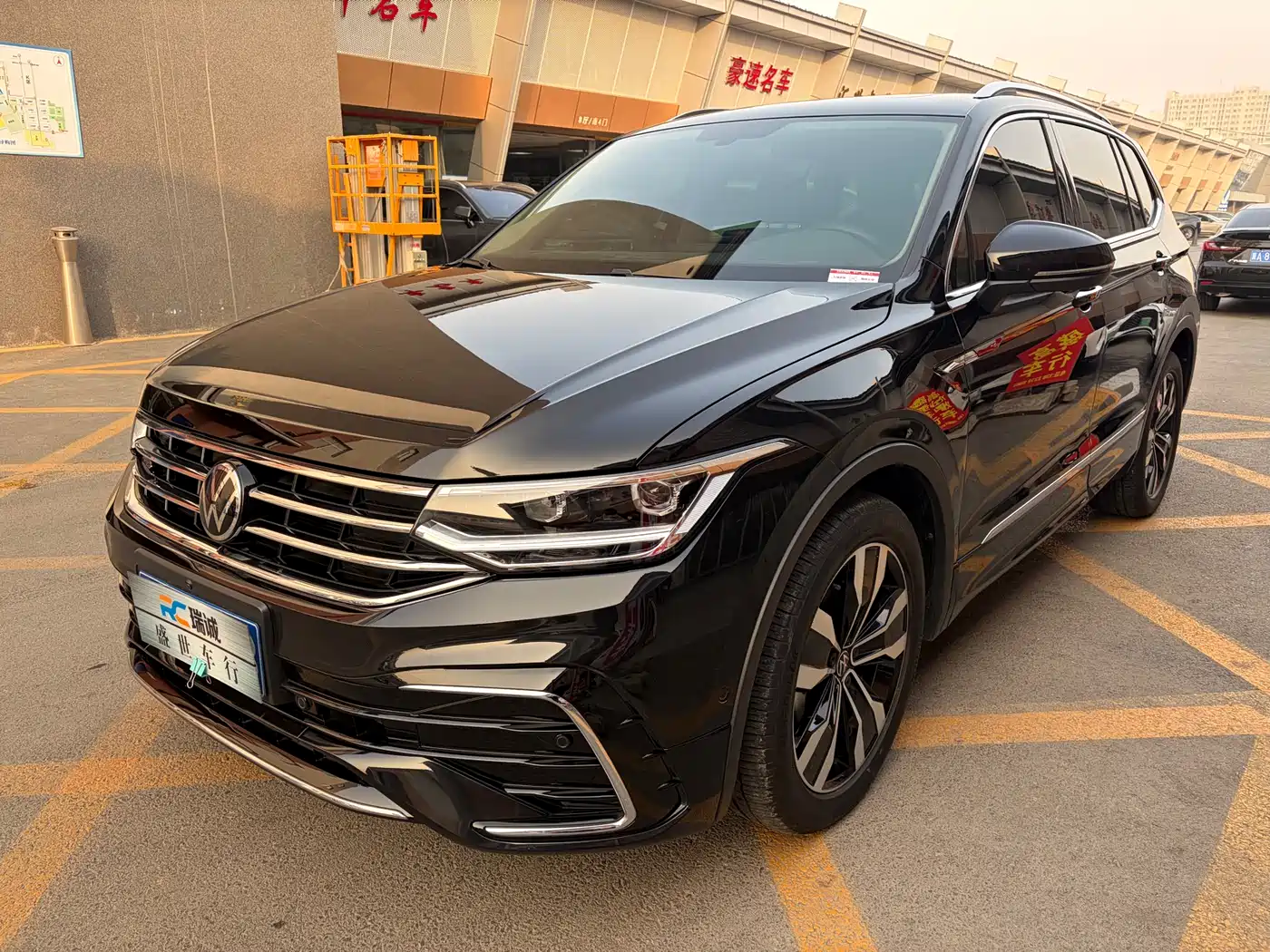 Volkswagen Tiguan L 2024 Outstanding 330TSI Auto 2WD R-Line Dragon Glory Edition фото 3