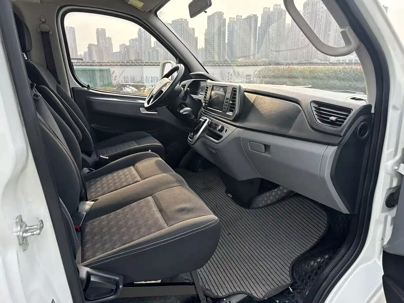 SAIC Maxus Xintu V80 2021 2.0T PLUS AMT Aoyun Long Wheelbase Medium Roof 6/7/8/9 Seater фото 4