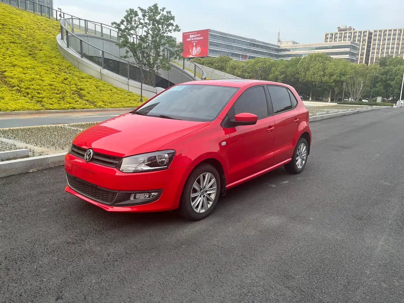 Volkswagen Polo 2013 1.6L Automatic Luxury Edition фото 3