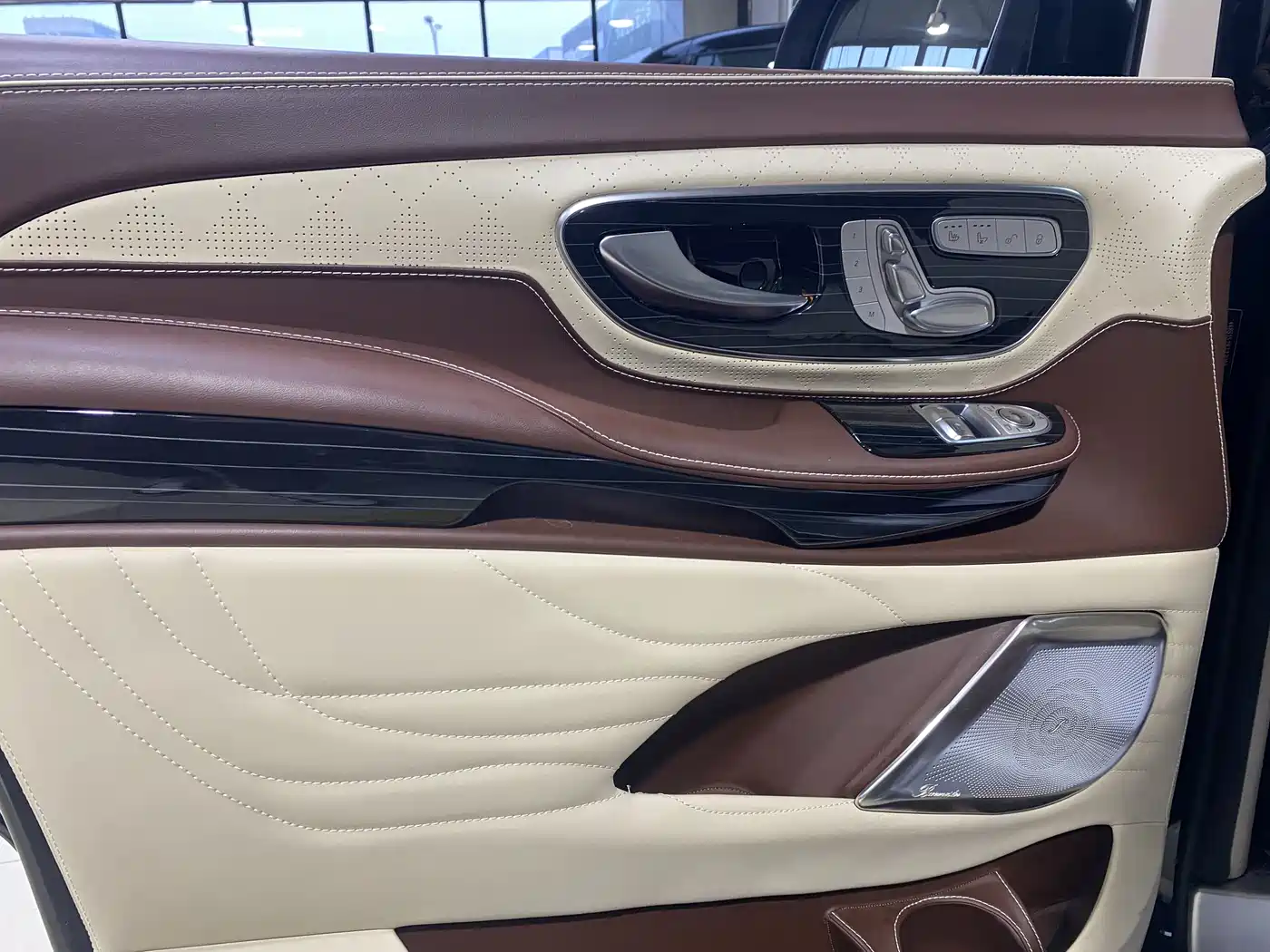 Mercedes-Benz V-Class 2022 V 260 L Long Wheelbase Luxury Edition фото 5