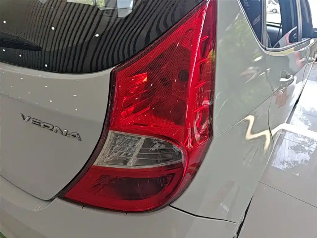Hyundai Reina 2014 1.4L Manual GLX фото 8
