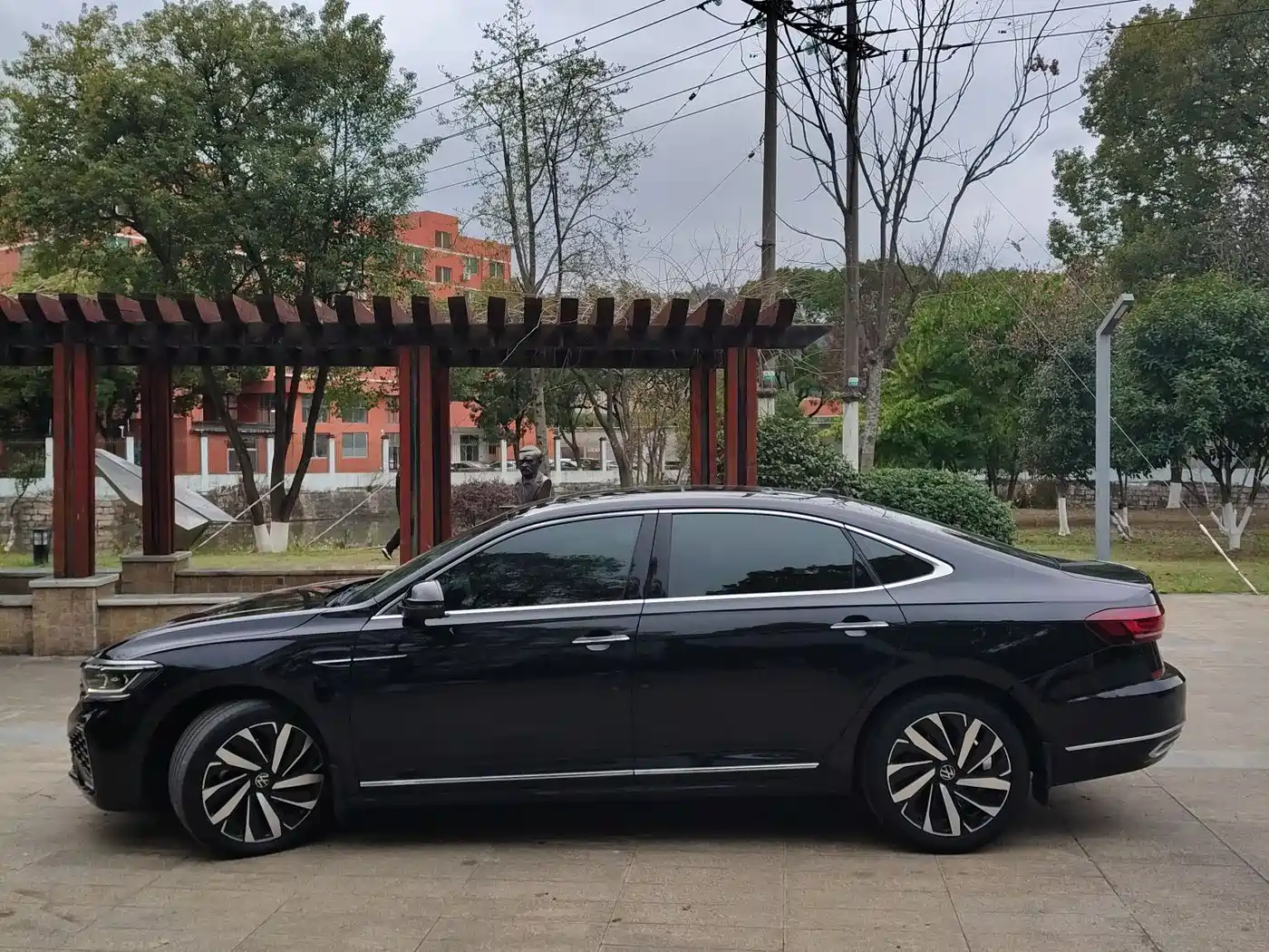 Volkswagen Passat 2022 330TSI Starlight Luxury Edition фото 4