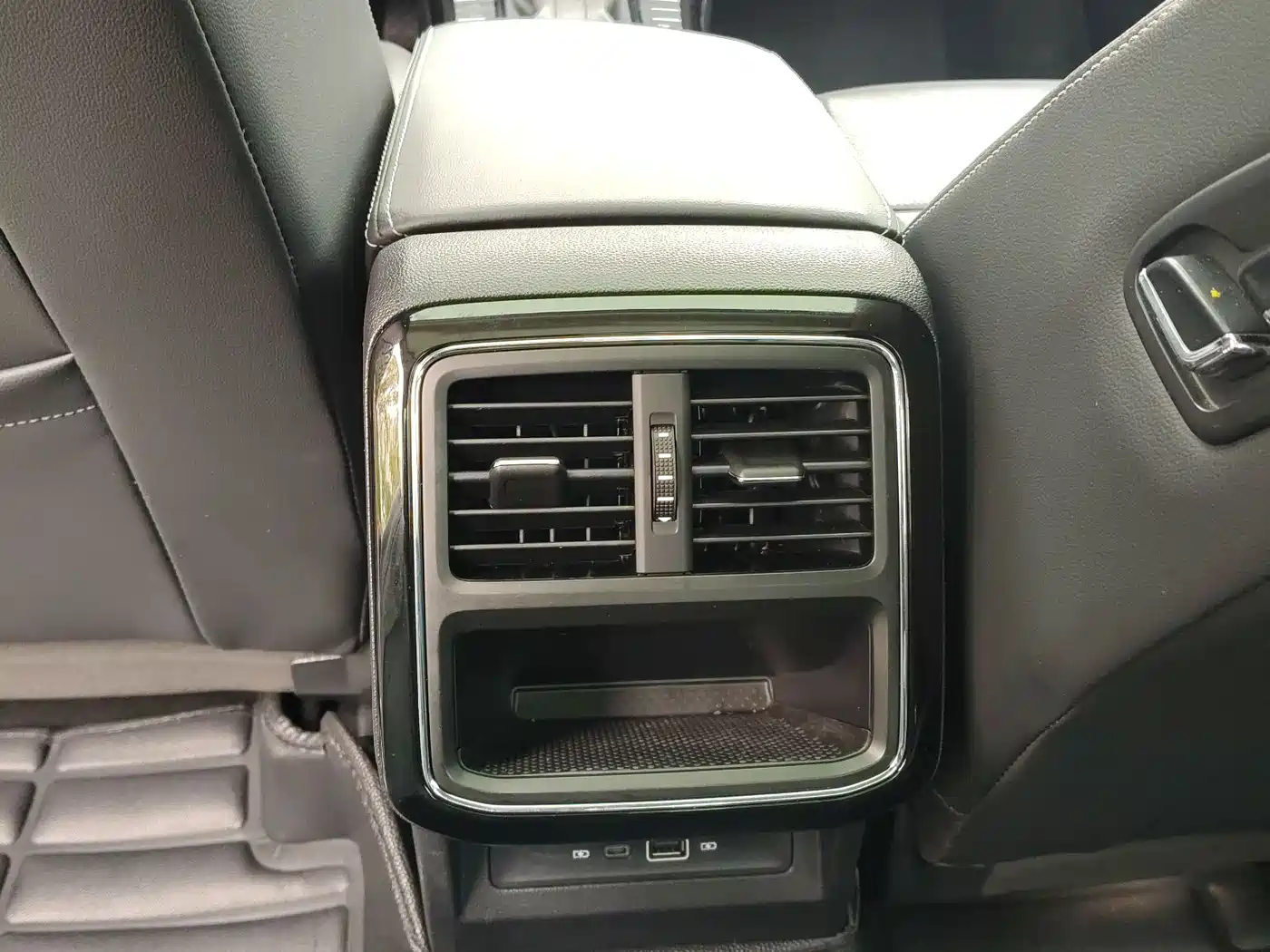 Volkswagen Passat 2022 330TSI Starlight Luxury Edition фото 15