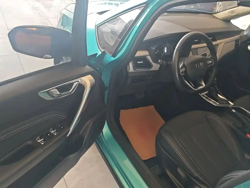 Фото 16 - Geely Vision X3