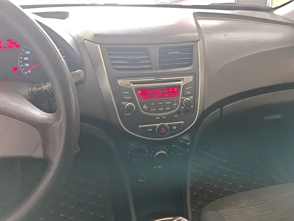 Hyundai Reina 2014 1.4L Manual GLX фото 13