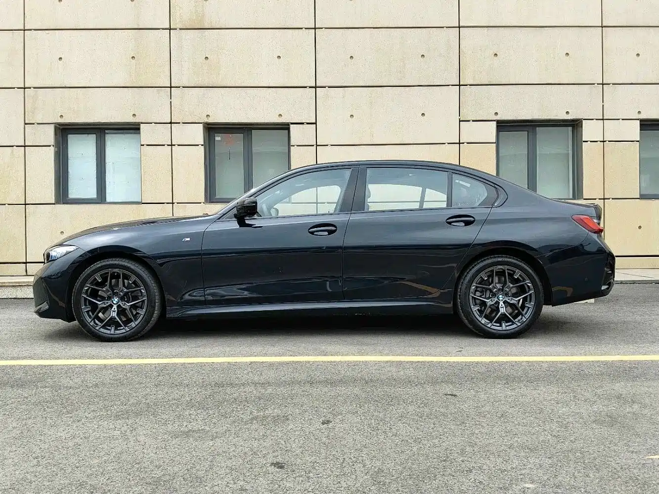 BMW 3 Series 2025 330Li M Sport Night Edition фото 3