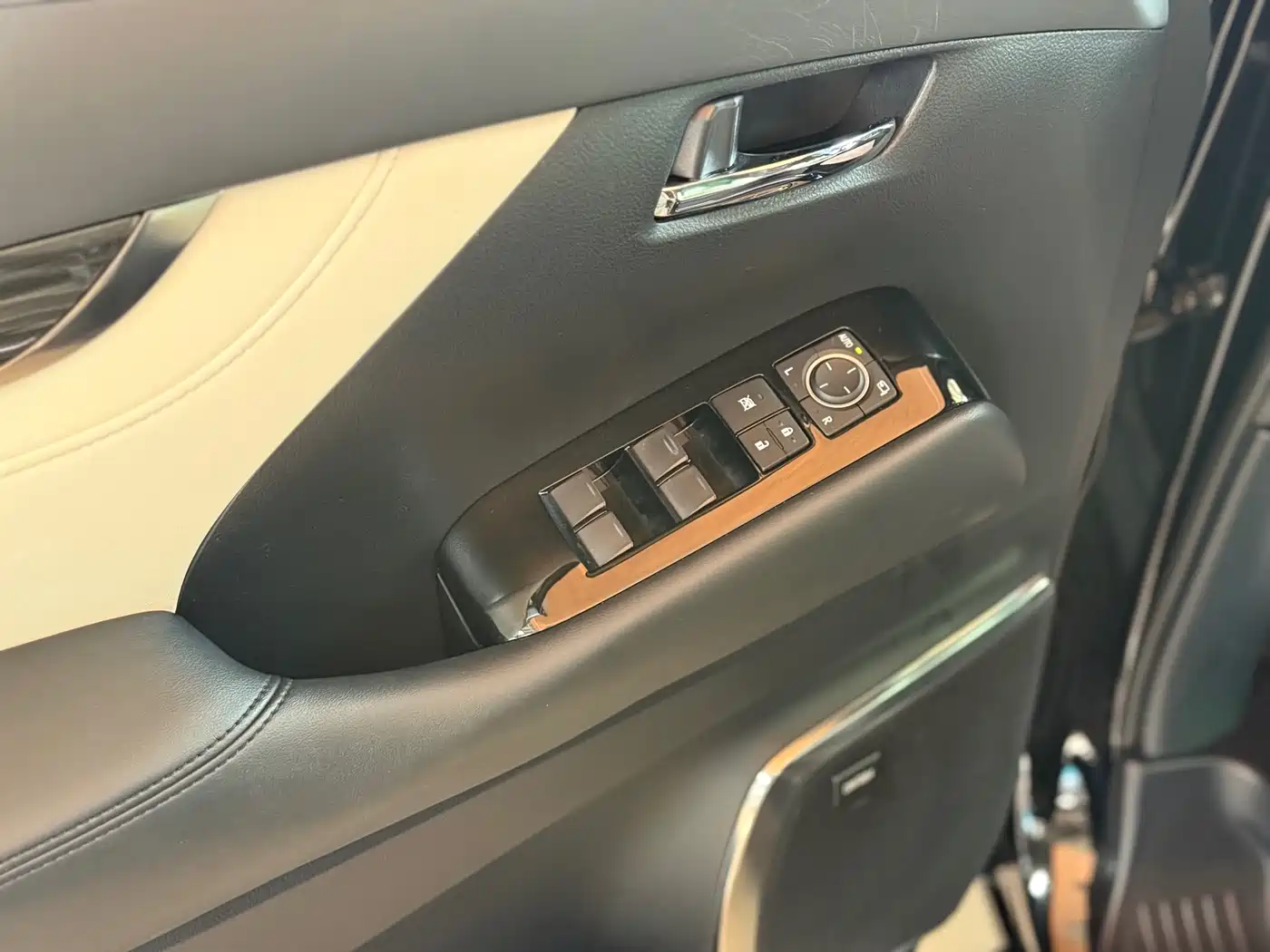 Lexus LM 2020 300h Seven-Seater Elegance Edition фото 11