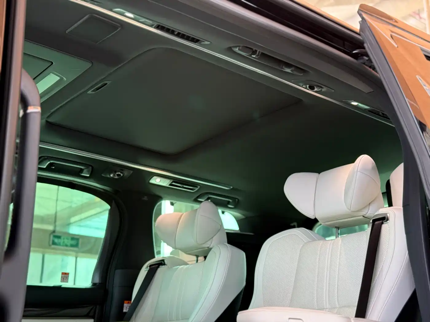 Lexus LM 2020 300h Seven-Seater Elegance Edition фото 17