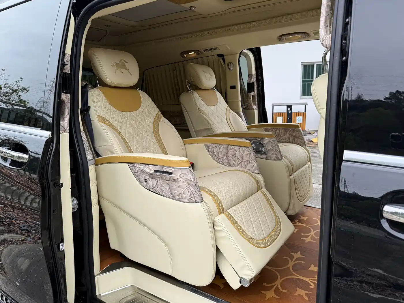 Mercedes-Benz V-Class 2018 V 260 L Premium Long Wheelbase Edition China VI фото 12