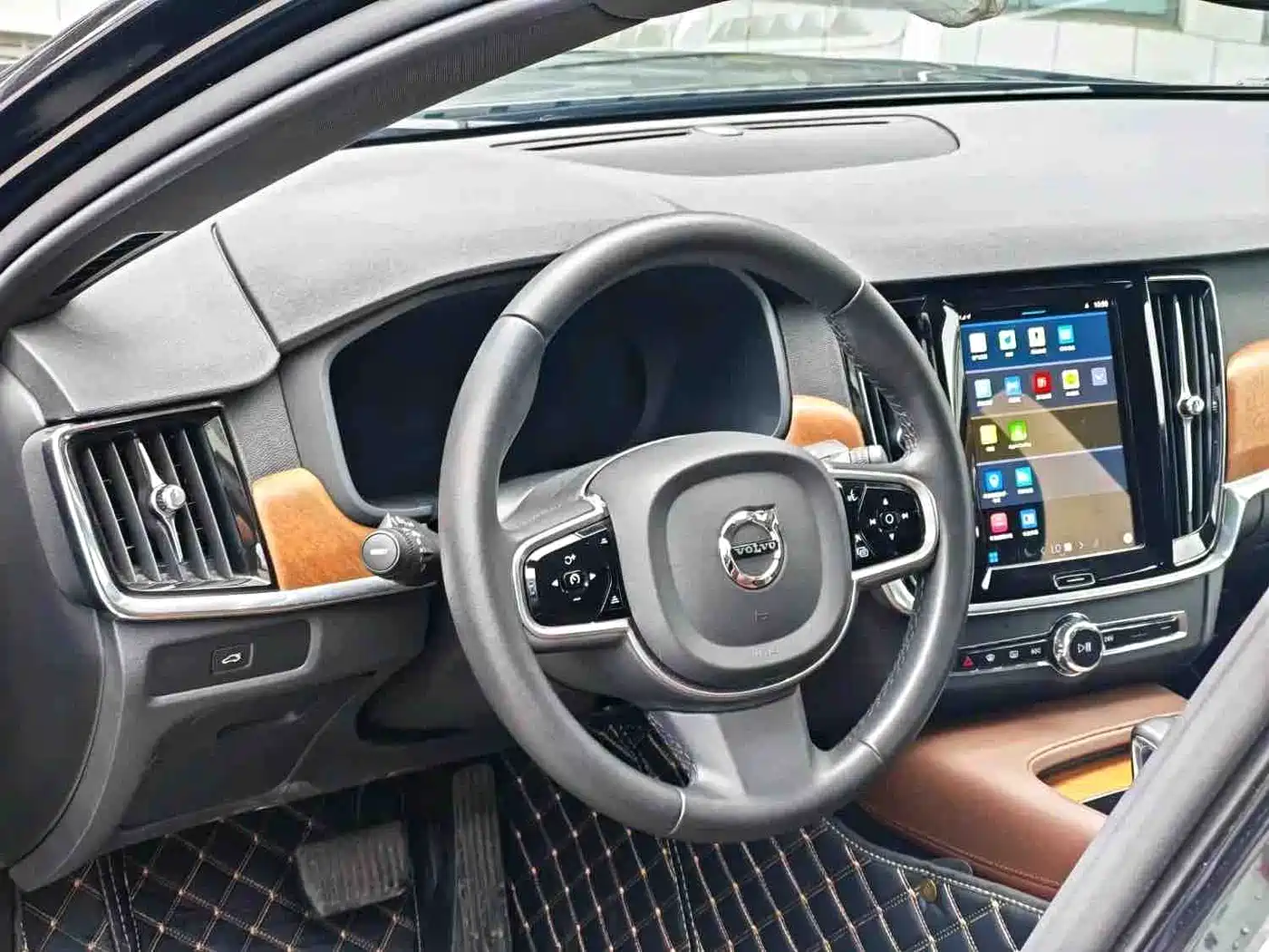 Фото 9 - Volvo S90