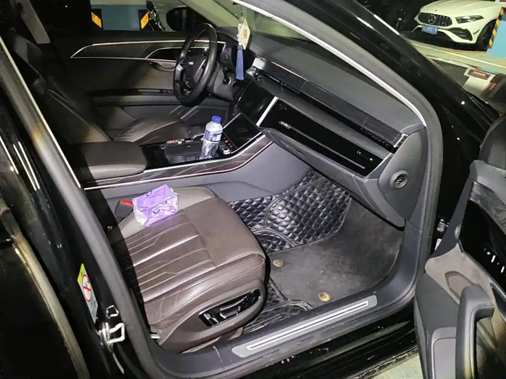 Фото 12 - Audi A8