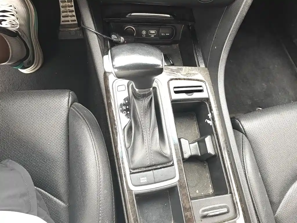 Photo 10 - Kia K5