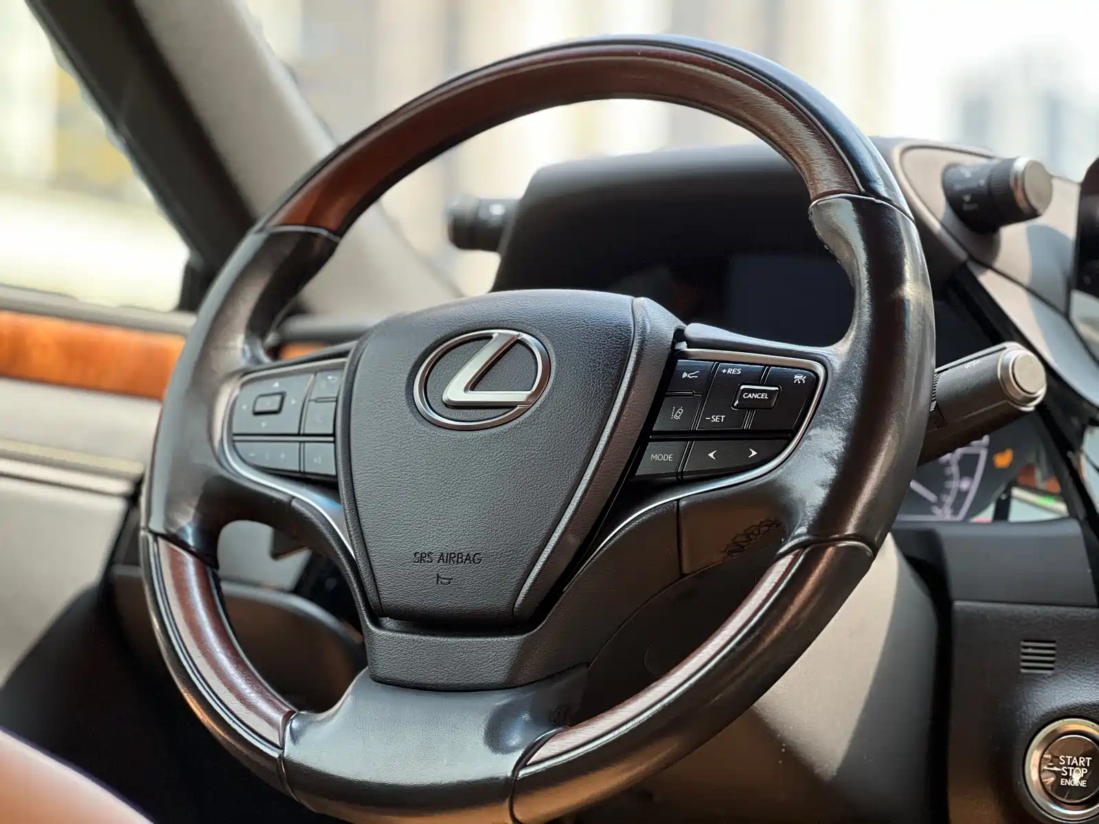 Фото 16 - Lexus ES