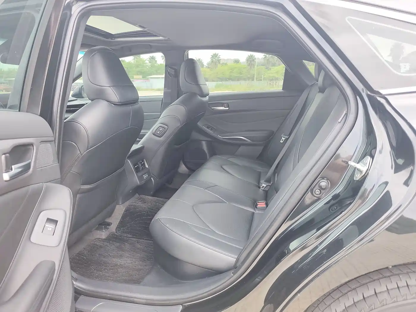 Toyota Avalon 2022 Hybrid 2.5L Luxury Edition фото 16