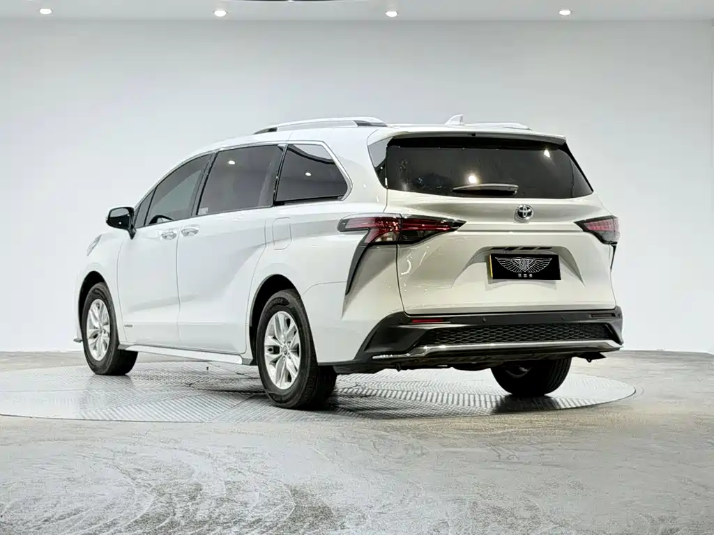 Фото 3 - Toyota Granvia