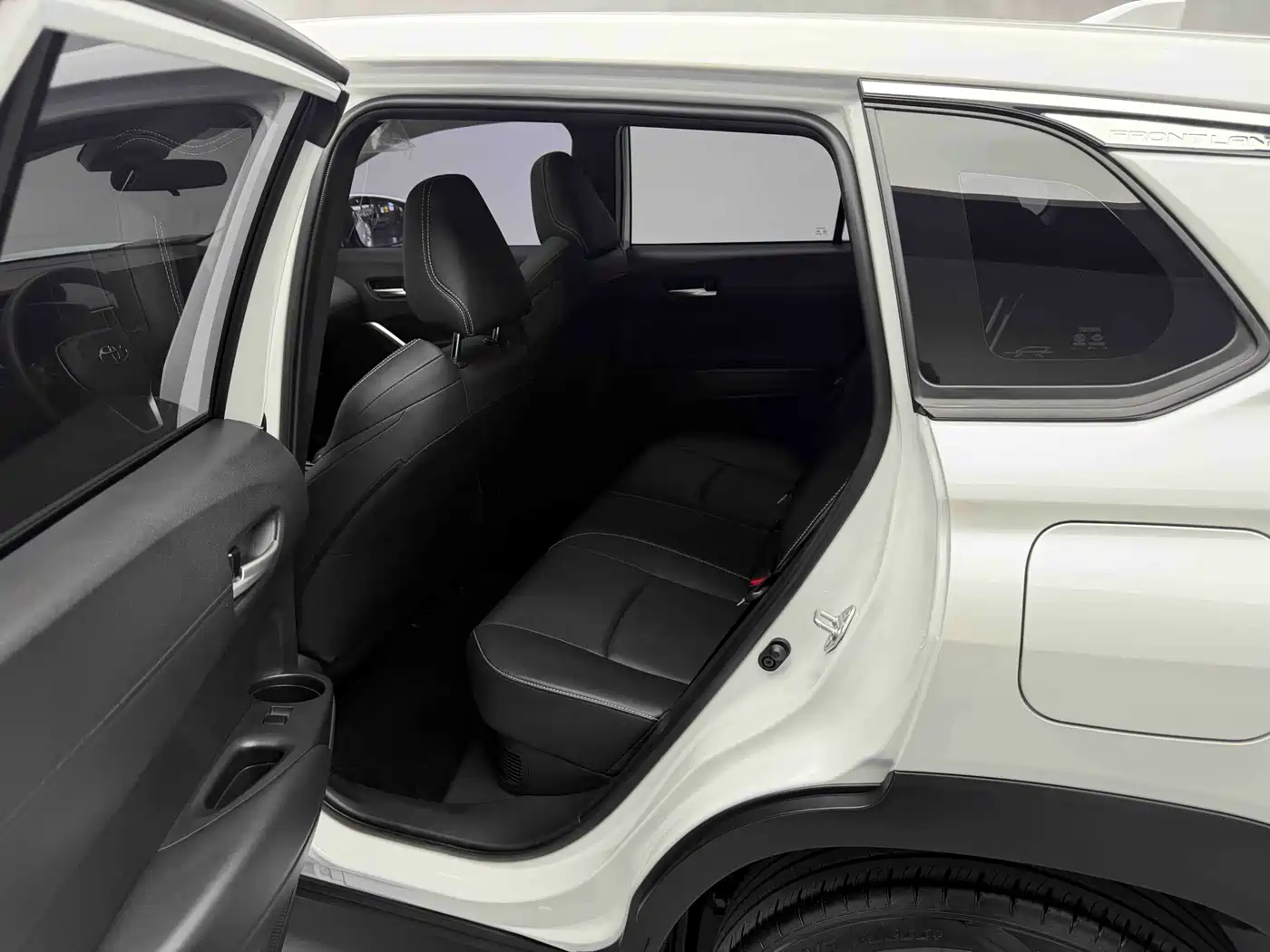 Toyota Frontlander 2023 2.0L Smart Hybrid Dual Engine Luxury Edition фото 16