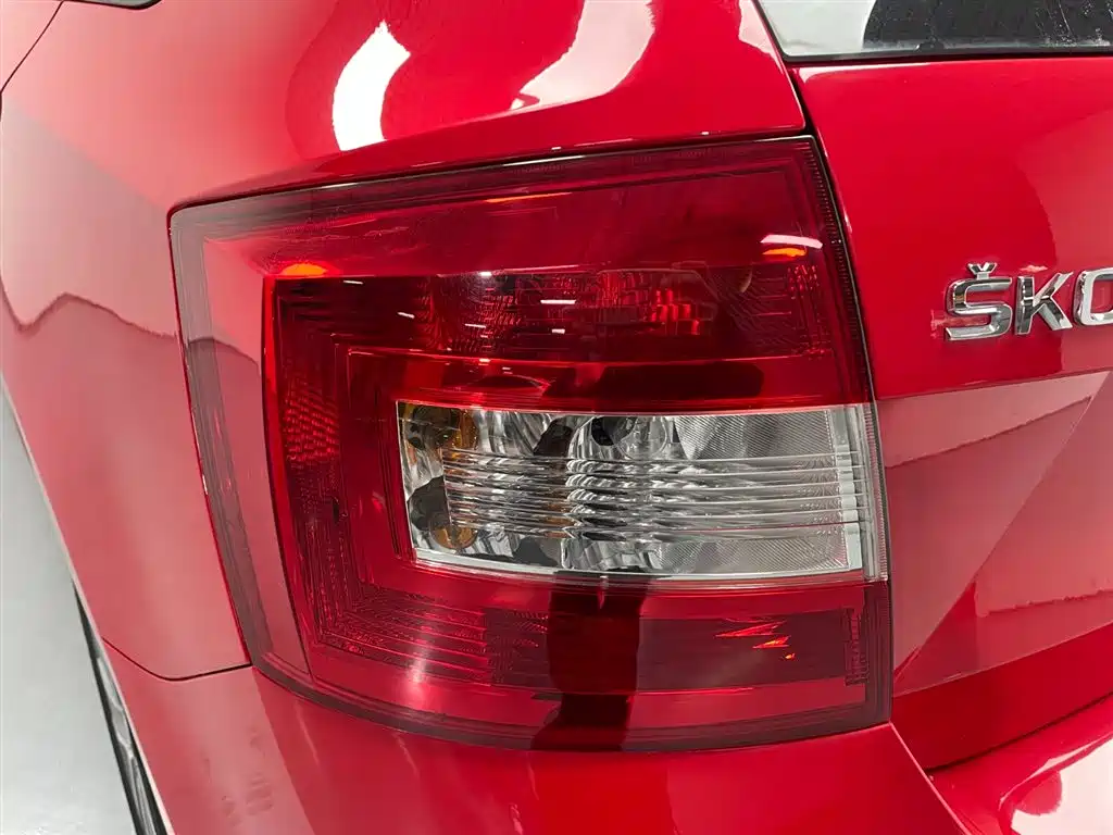 Škoda Skoda Rapid Spaceback 2016 Facelift 1.4L Manual Forward Edition фото 16