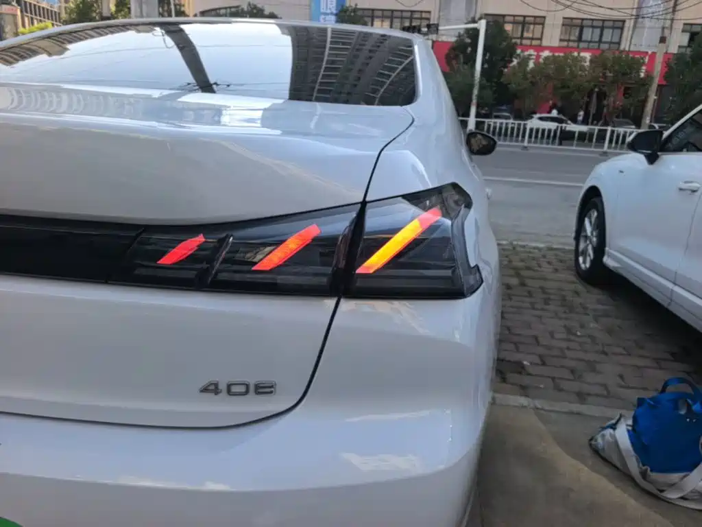 Photo 8 - Peugeot 408