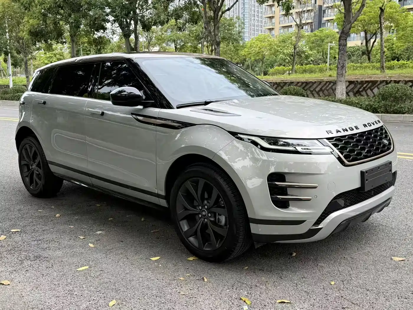 Land Rover Range Rover Evoque 2023 Range Rover Evoque L 249PS Corinthian Bronze Special Edition фото 3