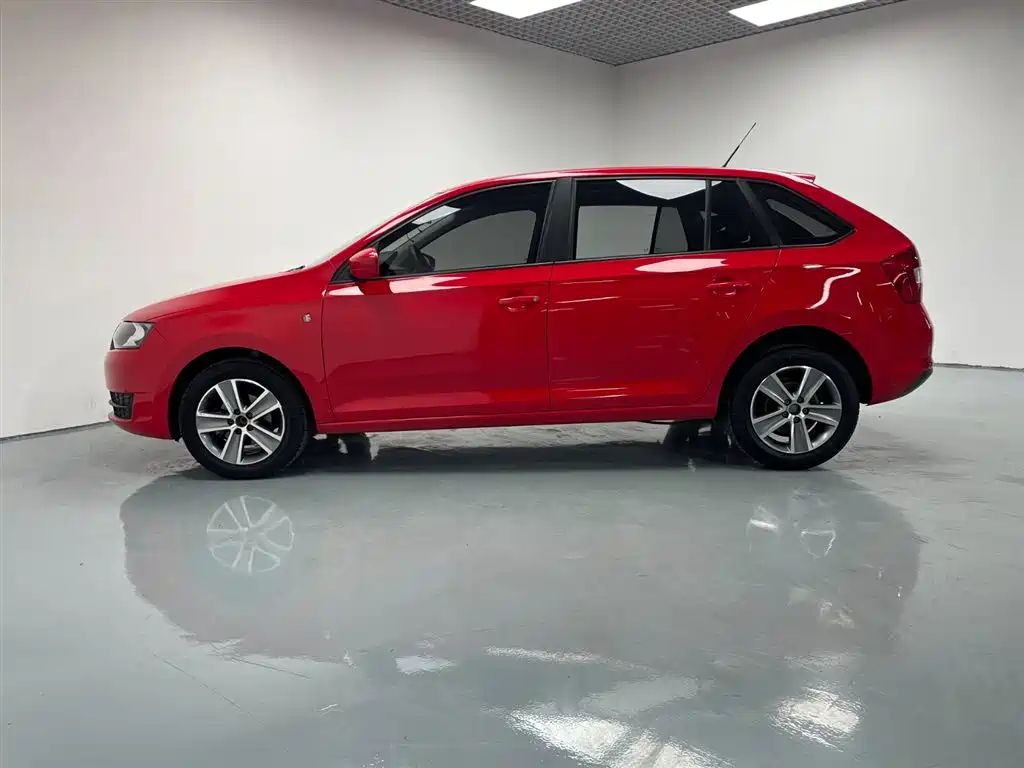 Škoda Skoda Rapid Spaceback 2016 Facelift 1.4L Manual Forward Edition фото 10