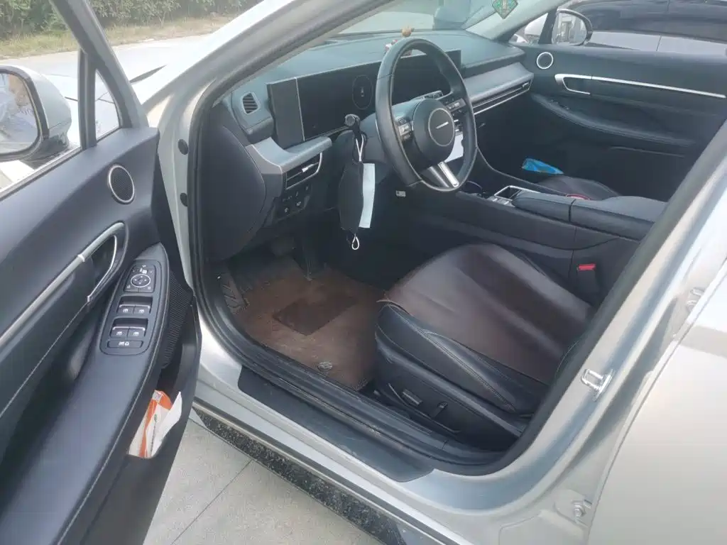 Photo 12 - Hyundai Sonata