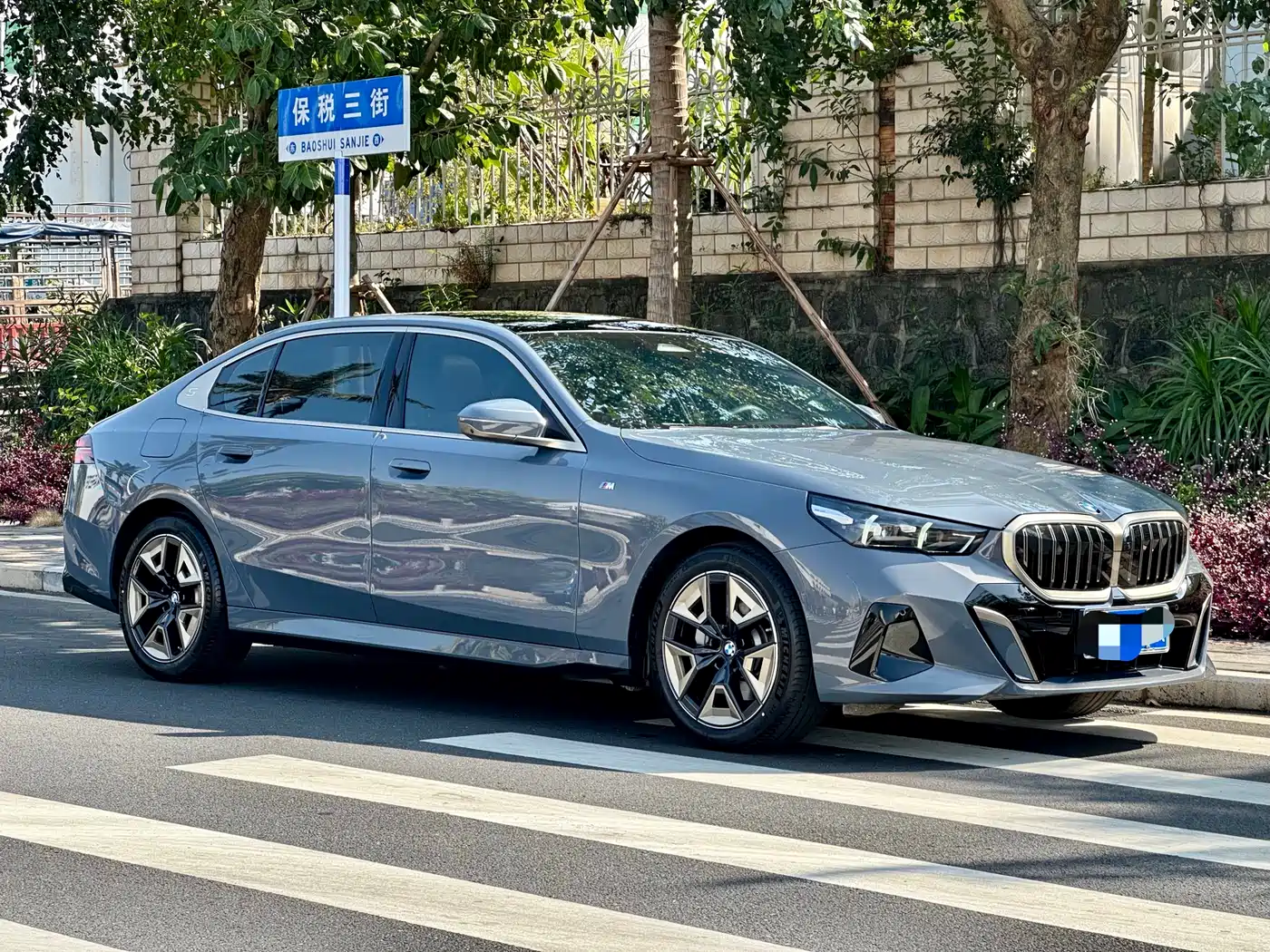 BMW 5 Series 2025 530Li Leading M Sport Package фото 3