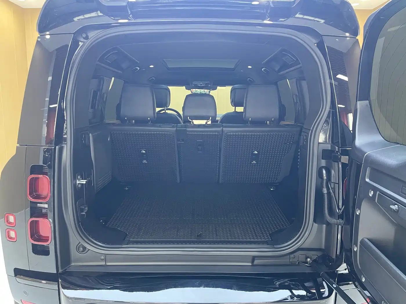 Land Rover Defender 2023 Model 110 3.0T P400 X-DYNAMIC HSE фото 11